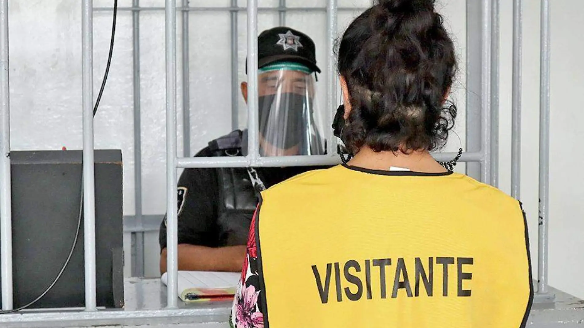 mujer se registra para visita cereso